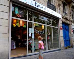 L'anniversaire de mes enfants au poussette café, à Paris. Une photo de la devanture.