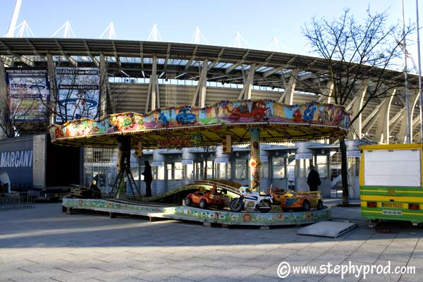 Manège pour les enfants devant le stade charléty