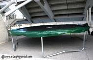 un trampoline sous les coursives du stade