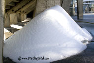 un tas de neige se forme à l'abri du soleil - charlty sur neige