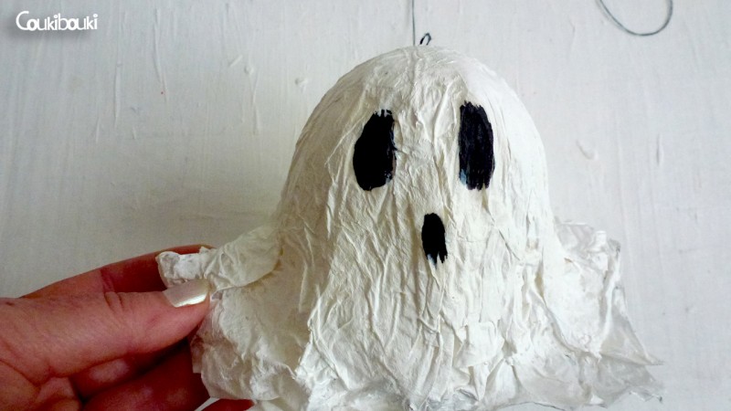 Petit Fantôme en papier mâché pour Halloween petit fantome papier mache dans la main