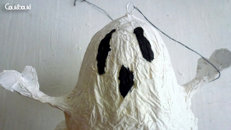 Petit Fantôme en papier mâché pour Halloween petit fantome papier mache gros plan