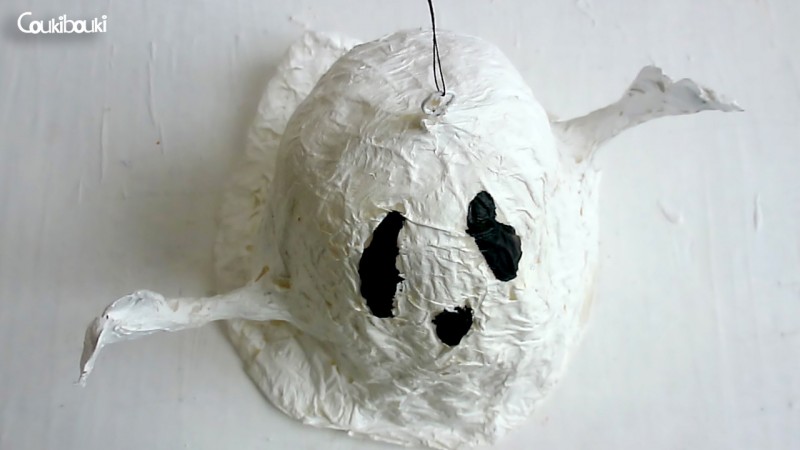 Petit Fantôme en papier mâché pour Halloween petit fantome papier mache vu du haut