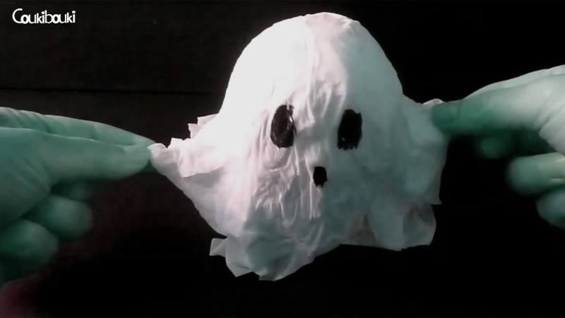 Petit Fantôme en papier mâché pour Halloween tirer bras fantome papier mache