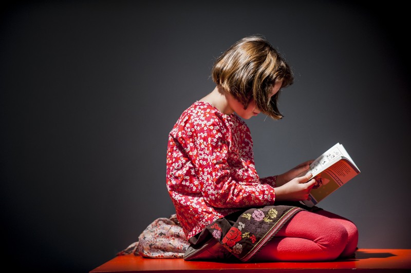 Salon du livre pour enfants 2014 à Montreuil, une lectrice © eric garault 03