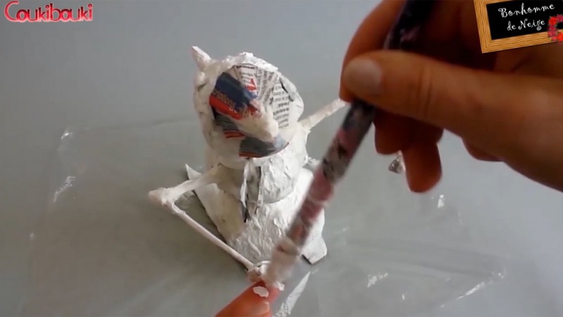 BONHOMME de NEIGE en papier mâché | Décoration de Noël  bonhomme peinture blanche coukibouki