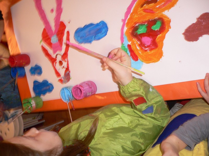 Les vacances de Noël à l'atelier des enfants, une activité studieuse.