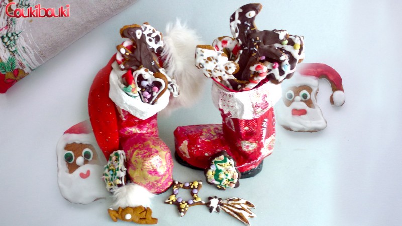 Pâtisseries de Noël, un pain d'épices aux smarties. les gateaux noel dans les bottes de  noel .