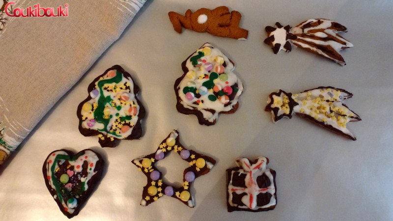 Pâtisseries de Noël, un pain d'épices aux smarties. les étoiles.