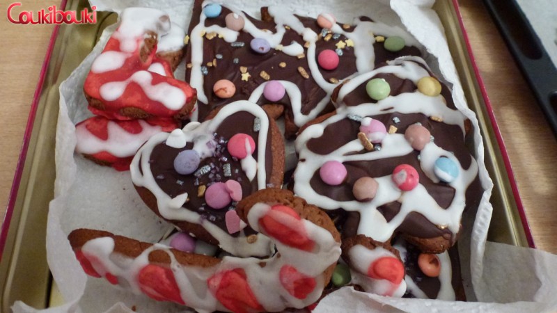 Pâtisseries de Noël, un pain d'épices aux smarties. des décorations somptueuses.