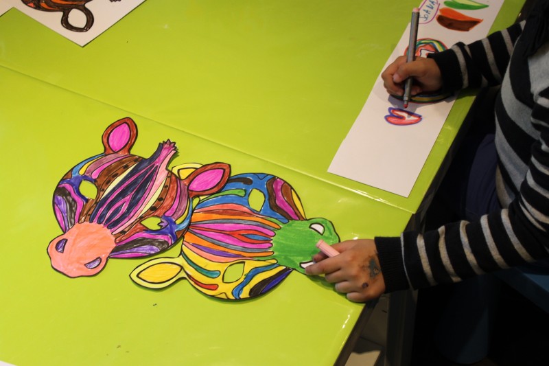 Fabrication d'un masque zebre à l'atelier des enfants
