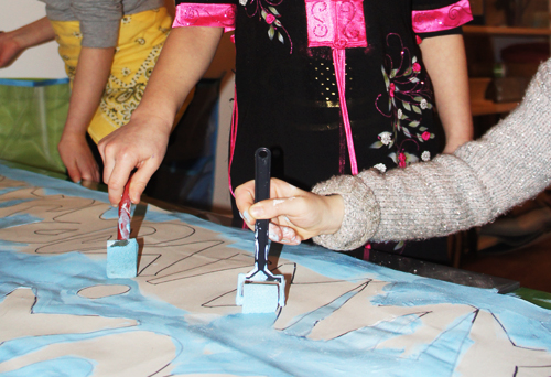 Une grande fresque collective à l'atelier des enfants