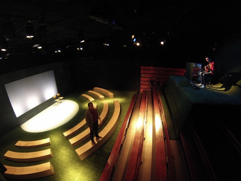 Théâtre Dunois, des spectacles pour les enfants. La scène.