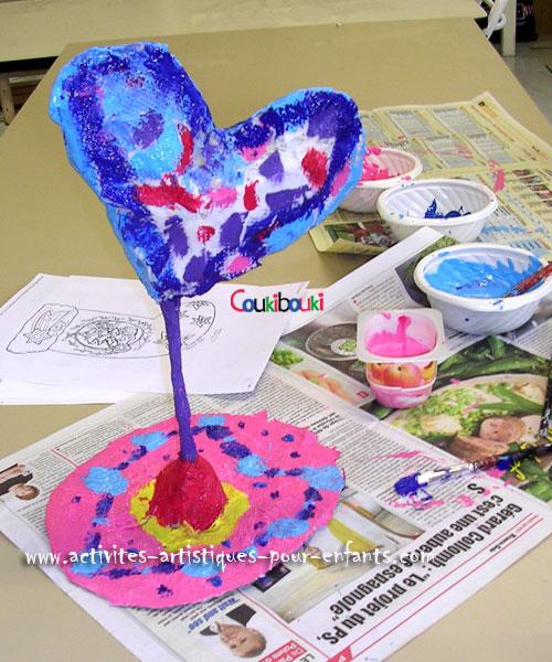 Le cours pour réalisé des  coeurs en  papier mache pour maman.