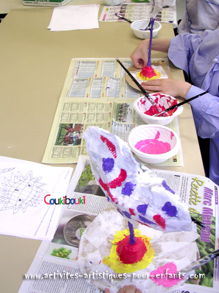 Cadeau Fête des Mères le cours sur les coeurs en papier maché, on va peindre.
