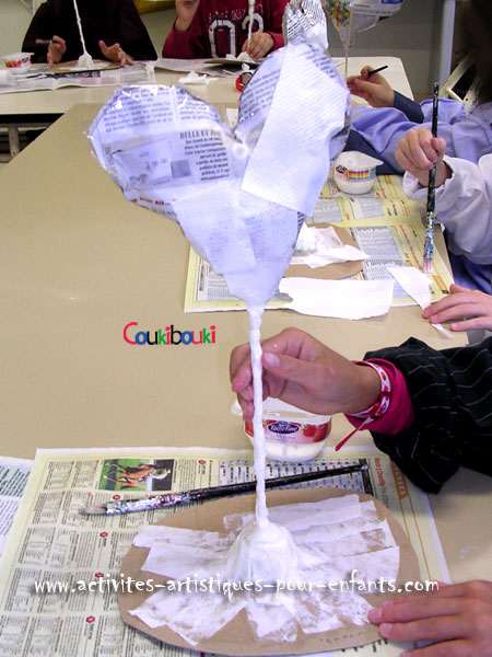 Cadeau Fête des Mères - le CŒUR en papier mâché commence à tenir debout.