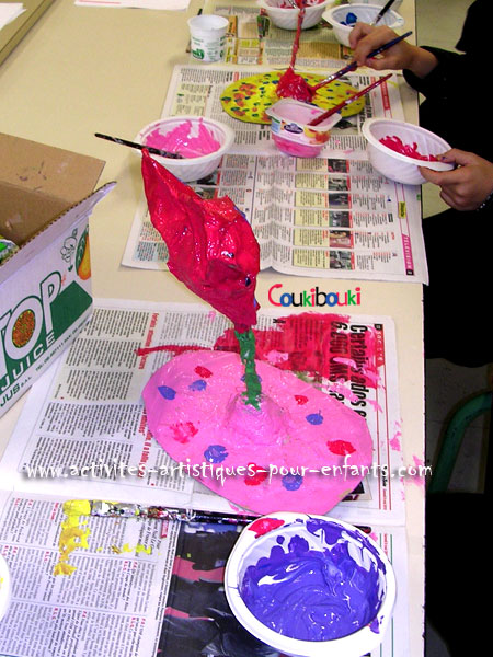 Cadeau Fête des Mères - Un coeur en papier mâché peint en rose.