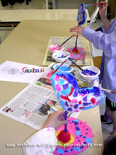 Cadeau Fête des Mères en préparation, colle et peinture.