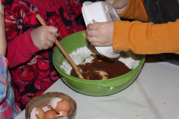 L'ateliers des enfants durant les vacances d’été, pâte à gâteau 