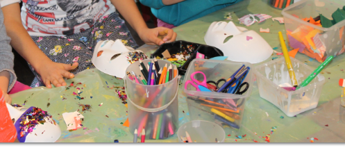 L'ateliers des enfants durant les vacances d’été,  masques et paillettes