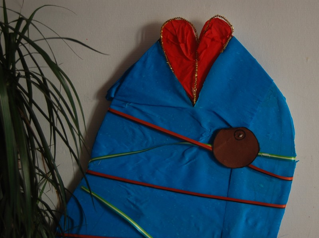 L'ateliers des enfants durant les vacances d’été, le poisson géant papier crépon