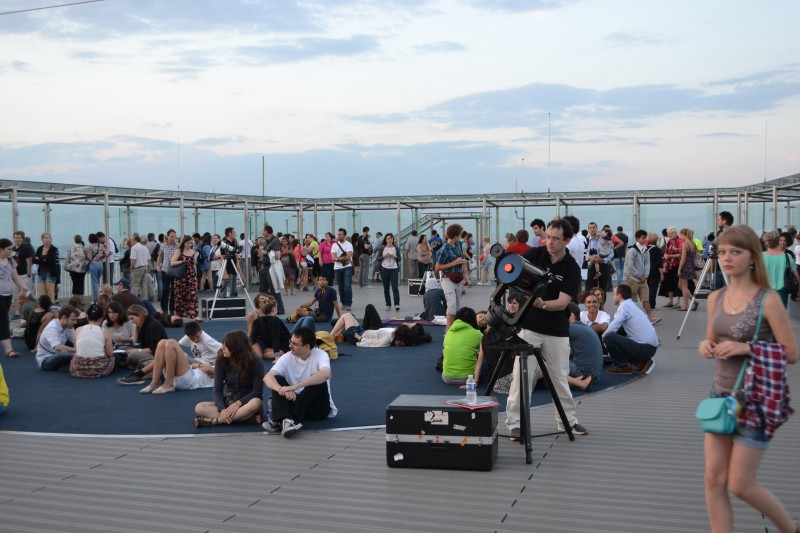 Sortie enfant à Paris à la Tour Montparnasse, le toit terrasse de la tour.