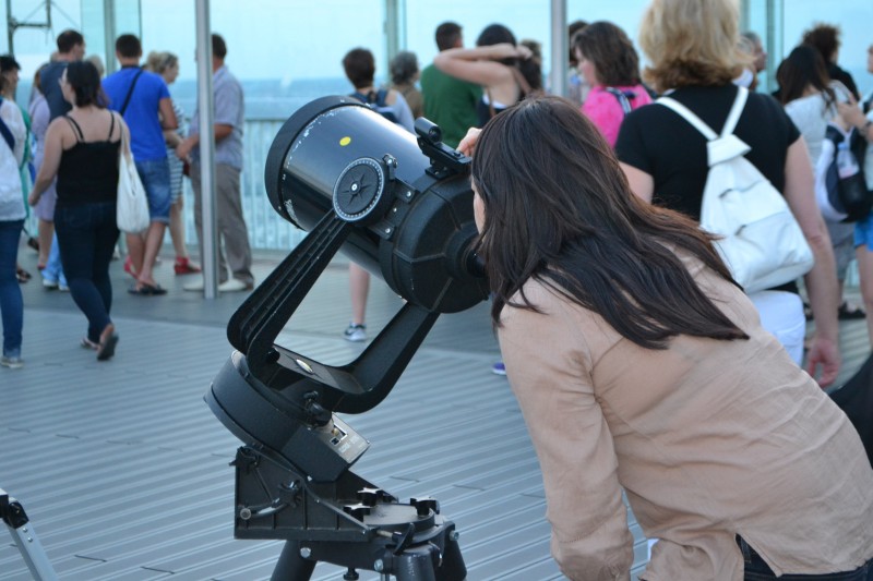 Sortie enfant à Paris, La Nuit des Etoiles à la Tour Montparnasse, regard dans un téléscope.