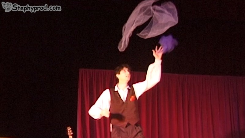 Stéphy jongle avec des foulards. Programmez un spectacle pour enfants.