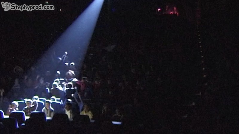 La scène, une poursuite. Programmez un spectacle musical pour les enfants.