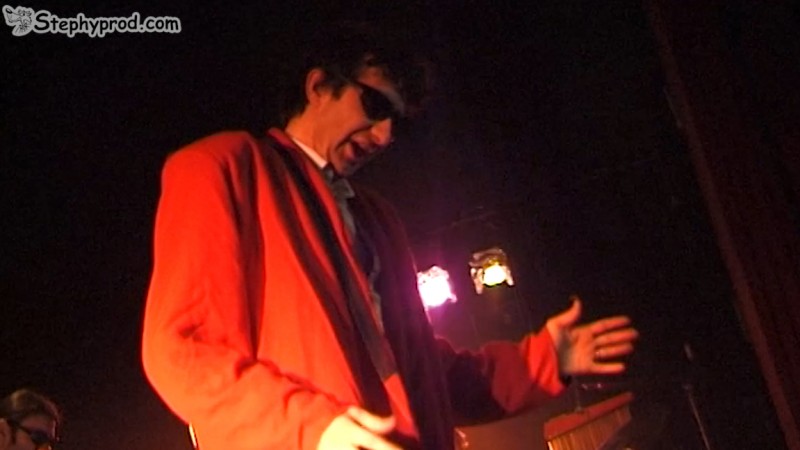 Un photo de Stéphy chanteur du rock de la sorciere. Spectacle pour enfants.