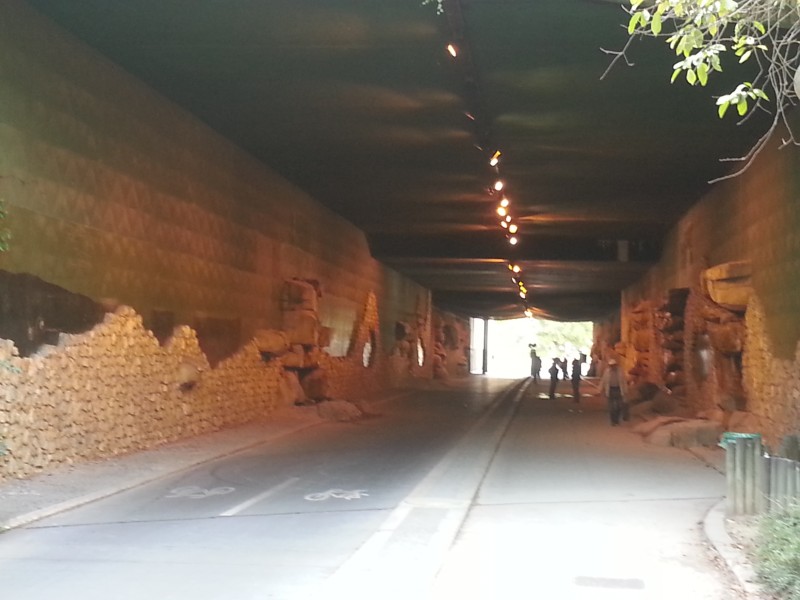 Sortie gratuite à Paris avec les enfants, la coulée verte,  le tunel aux fontaines qui commence rue de Brahms.