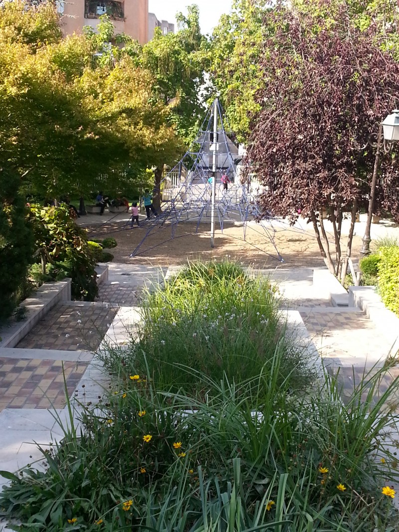 Sortie gratuite à Paris avec les enfants, la coulée verte, le  square charles peguy, suberbe vue plongeante sur l'araignée.