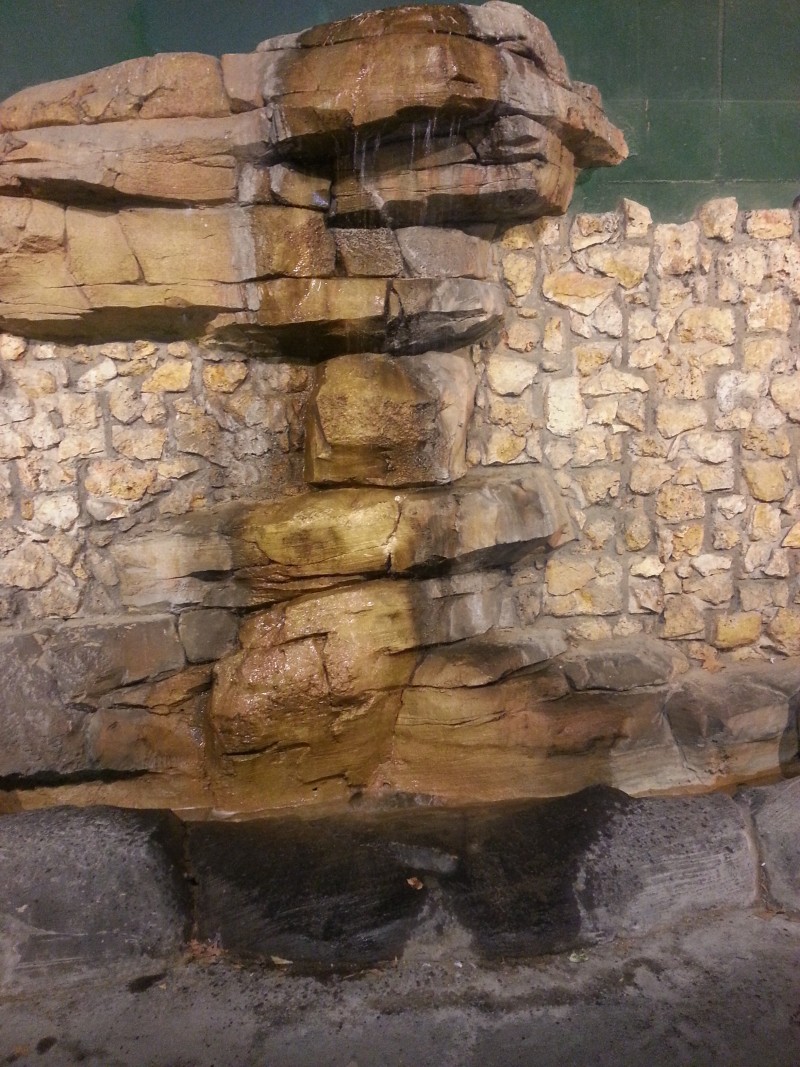 Sortie gratuite à Paris avec les enfants, la coulée verte, une fontaine sous le tunnel nous accueille.