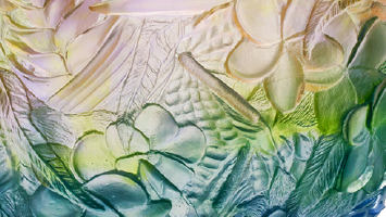 Atelier enfant à Paris, à l'espace Dali, Éclats de couleurs vase bouquet arc en ciel.