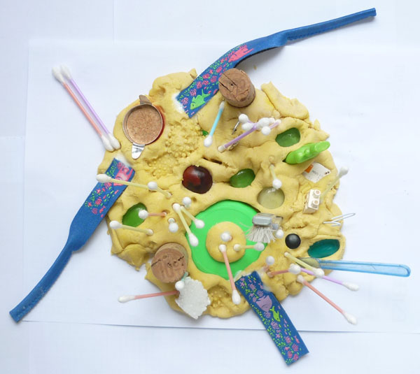 Ateliers d'arts plastiques à domicile, pâte et additifs alimentaires naturels avec matériaux de récupération