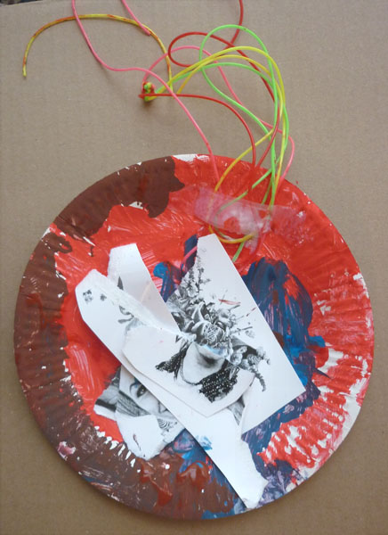 Ateliers d'arts plastiques à domicile, découpe de cartes postales et assemblage sur assiette de récupération
