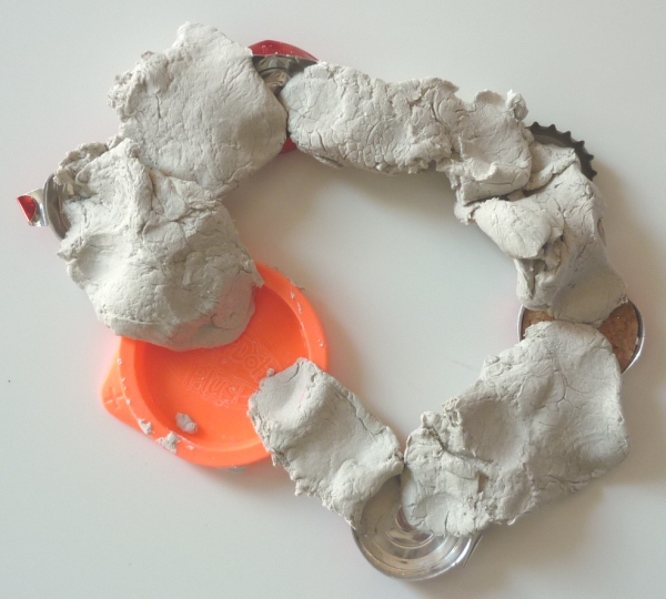 Ateliers d'arts plastiques à domicile, pâte à modeler et matériaux de récupération