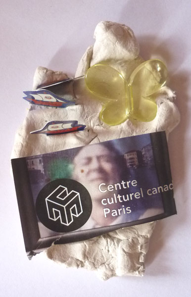 Atelier anniversaire à domicile, carte postale sur pâte à modeler et matériaux divers
