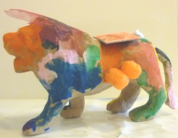 Atelier anniversaire à domicile, lion, papier mâché et matériaux divers