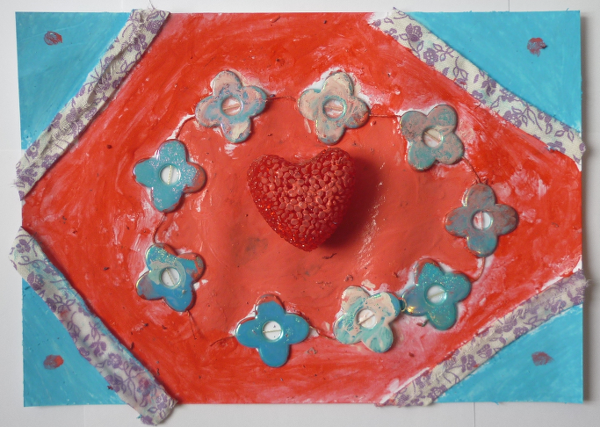 Atelier anniversaire à domicile, coeur, assemblage matériaux de récupération