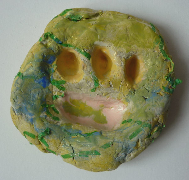 Atelier anniversaire à domicile, tête, pâte à modeler et gouache