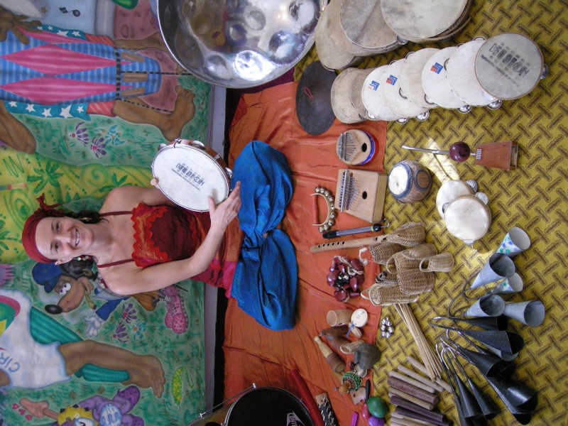 Anniversaire enfant à Paris, voyage au pays des sons, spectacle et animation de percussion.