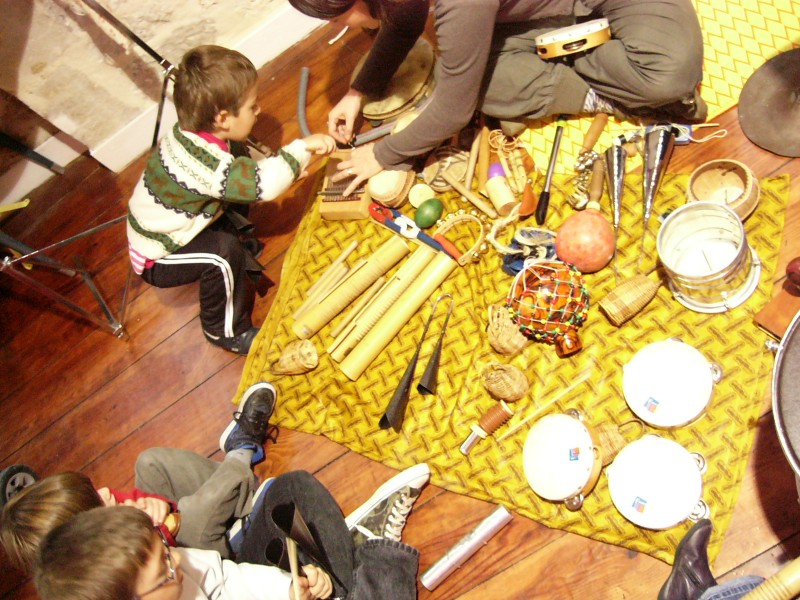 Anniversaire à Paris, voyage au pays des sons, spectacle et animation de percussion avec les enfants.