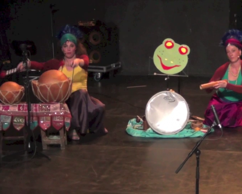 Spectacle conte musical pour enfants par la compagnie Bimbimbom, la grenouille.