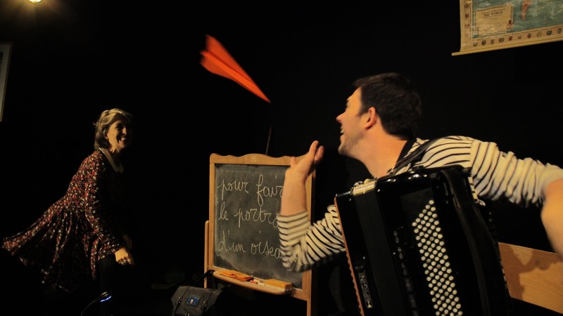 La scène. Spectacle Prévert, Kosma... et moi. Voilà ! à l'Essaïon Théâtre à Paris