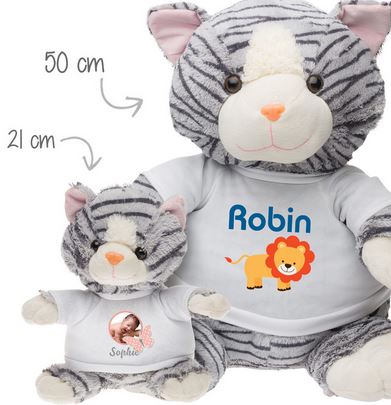 Cadeau de Noel, une peluche Personnalisée, Félix le Chat Géant, le doudou de Robin qui est déjà fort comme un lion et son fils Félix le Chat en Peluche.