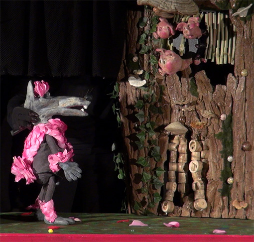 spectacle enfant Les couleurs de Loup, marionnettes loup et les cochons