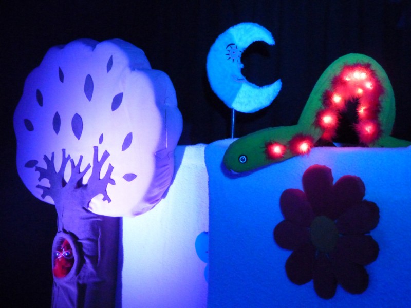Spectacle de marionnette à Toulouse, Hugette la chouette et la chenille Clochette sous la lune.