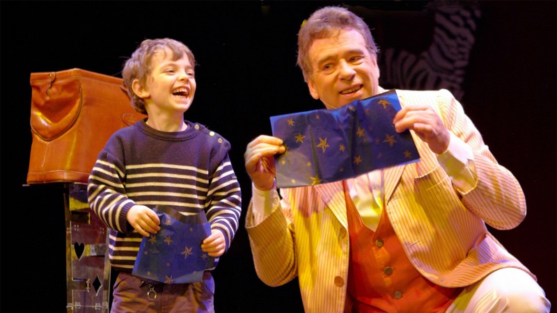 Anniversaire enfant à domicile. Organiser un anniversaire Magique ! Peter Din le magicien voyageur.