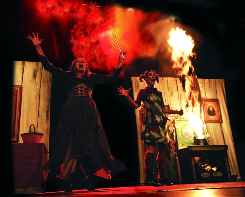 La Sorcière Ephémère - chaudron en feu, un spectacle pour les enfants au festival d'Avignon.